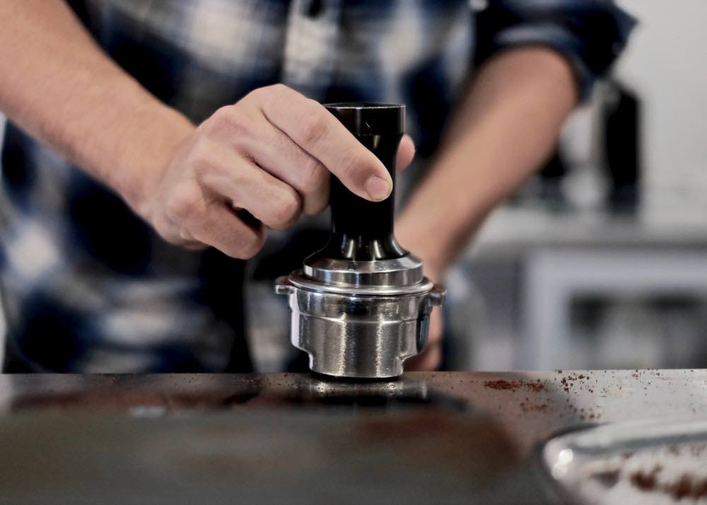 Diccionario de café: ¿Qué es el 'tamper' y cómo se utiliza?